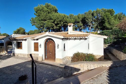 Villa Hermosa Joya Villa in Moraira, Costa Blanca, Spain for 8 persons. The house is situated in a residential beach area, close to restaurants, bars, supermarkets, and 2 km from L'Ampolla beach....