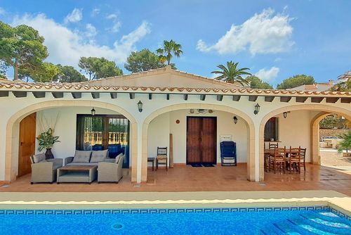 Villa Hermosa Joya Villa in Moraira, Costa Blanca, Spanien für 8 Personen. Das Haus befindet sich in einem Wohngebiet in Strandnähe, nahe Restaurants, Bars, Supermärkten und 2 km vom Strand L'Ampolla entfernt....