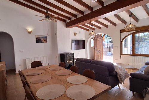 Villa Hermosa Joya Villa in Moraira, Costa Blanca, Spanien für 8 Personen. Das Haus befindet sich in einem Wohngebiet in Strandnähe, nahe Restaurants, Bars, Supermärkten und 2 km vom Strand L'Ampolla entfernt....