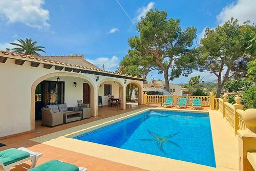 Villa Hermosa Joya Villa in Moraira, Costa Blanca, Spanien für 8 Personen. Das Haus befindet sich in einem Wohngebiet in Strandnähe, nahe Restaurants, Bars, Supermärkten und 2 km vom Strand L'Ampolla entfernt....