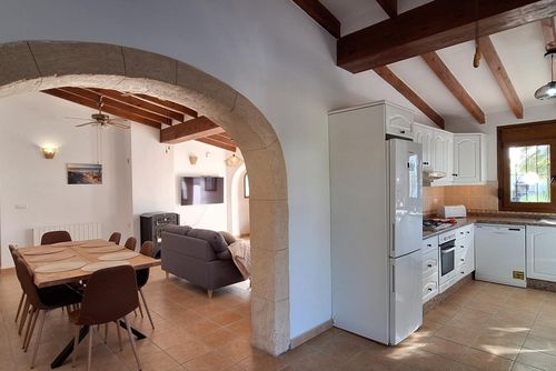 Villa Hermosa Joya Villa in Moraira, Costa Blanca, Spanje voor 8 personen. Het huis is gelegen in een residentieel strandgebied, dicht bij restaurants, bars, supermarkten, en op 2 km van het strand van L'Ampolla....