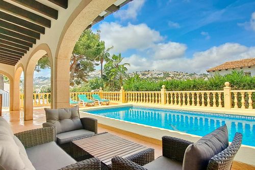 Villa Hermosa Joya Villa en Moraira, Costa Blanca, España para 8 personas. La casa está situada en una zona residencial cerca de la playa, próxima a restaurantes, bares, supermercados y a 2 km de la playa de L'Ampolla....