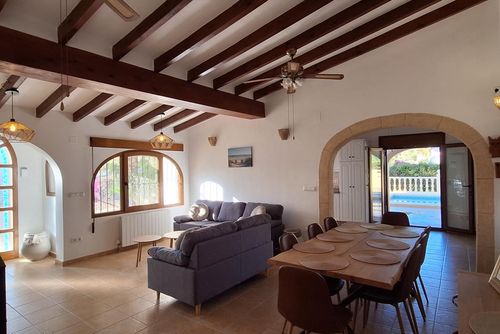 Villa Hermosa Joya Villa in Moraira, Costa Blanca, Spanje voor 8 personen. Het huis is gelegen in een residentieel strandgebied, dicht bij restaurants, bars, supermarkten, en op 2 km van het strand van L'Ampolla....