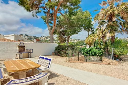 Villa Hermosa Joya Villa en Moraira, Costa Blanca, España para 8 personas. La casa está situada en una zona residencial cerca de la playa, próxima a restaurantes, bares, supermercados y a 2 km de la playa de L'Ampolla....