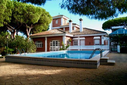 Aurora Roche Villa classique et confortable avec piscine privée à Conil de la Frontera, Costa de la Luz, Espagne, pouvant accueillir 12 personnes. La maison est située dans un quartier résidentiel proche de la plage, à 1 km de la plage de Roche et à 1 km de l'océan Atlantique....