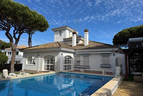 Aurora Roche Classic and comfortable villa with private pool in Conil de la Frontera, Costa de la Luz, Spain for 12 persons. The house is situated in a residential beach area, 1 km from Roche beach and 1 km from the Atlantic Ocean....
