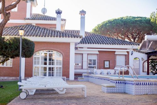 Aurora Roche Klassische und komfortable Villa mit privatem Pool in Conil de la Frontera, Costa de la Luz, Spanien für 12 Personen. Das Haus befindet sich in einem Wohngebiet nahe dem Strand, 1 km vom Roche-Strand und 1 km vom Atlantischen Ozean entfernt....
