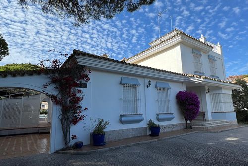 Aurora Roche Klassische und komfortable Villa mit privatem Pool in Conil de la Frontera, Costa de la Luz, Spanien für 12 Personen. Das Haus befindet sich in einem Wohngebiet nahe dem Strand, 1 km vom Roche-Strand und 1 km vom Atlantischen Ozean entfernt....