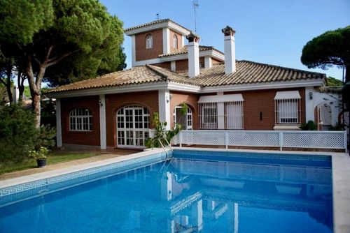 Aurora Roche Villa classique et confortable avec piscine privée à Conil de la Frontera, Costa de la Luz, Espagne, pouvant accueillir 12 personnes. La maison est située dans un quartier résidentiel proche de la plage, à 1 km de la plage de Roche et à 1 km de l'océan Atlantique....