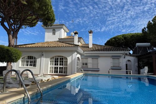 Aurora Roche Classic and comfortable villa with private pool in Conil de la Frontera, Costa de la Luz, Spain for 12 persons. The house is situated in a residential beach area, 1 km from Roche beach and 1 km from the Atlantic Ocean....