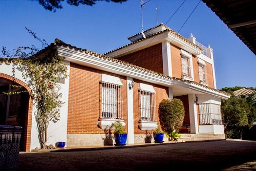 Aurora Roche Klassische und komfortable Villa mit privatem Pool in Conil de la Frontera, Costa de la Luz, Spanien für 12 Personen. Das Haus befindet sich in einem Wohngebiet nahe dem Strand, 1 km vom Roche-Strand und 1 km vom Atlantischen Ozean entfernt....