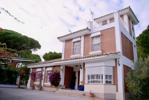 Aurora Roche Villa classique et confortable avec piscine privée à Conil de la Frontera, Costa de la Luz, Espagne, pouvant accueillir 12 personnes. La maison est située dans un quartier résidentiel proche de la plage, à 1 km de la plage de Roche et à 1 km de l'océan Atlantique....