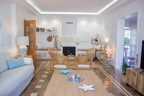 Aurora Roche Klassische und komfortable Villa mit privatem Pool in Conil de la Frontera, Costa de la Luz, Spanien für 12 Personen. Das Haus befindet sich in einem Wohngebiet am Strand, 1 km vom Strand Roche und 1 km vom Atlantischen Ozean entfernt....
