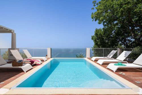 Villa Panarea Villa à Capo d'Orlando, Sicile, Italie avec piscine privée pour 8 personnes. La maison est située dans un quartier résidentiel en bord de mer et se trouve à 2 km de la plage....