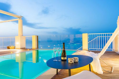 Villa Filicudi Villa à Capo d'Orlando, Sicile, Italie avec piscine privée pour 8 personnes. La maison est située dans une zone résidentielle en bord de mer et se trouve à 2 km de la plage....
