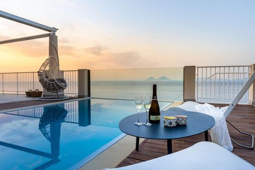 Villa Filicudi Villa à Capo d'Orlando, Sicile, Italie avec piscine privée pour 8 personnes. La maison est située dans une zone résidentielle en bord de mer et se trouve à 2 km de la plage....