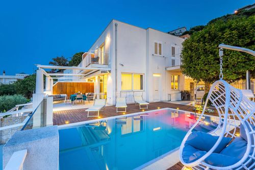 Villa Stromboli Villa à Capo d'Orlando, Sicile, Italie, avec piscine privée pour 8 personnes. La maison est située à 2 km de la plage....