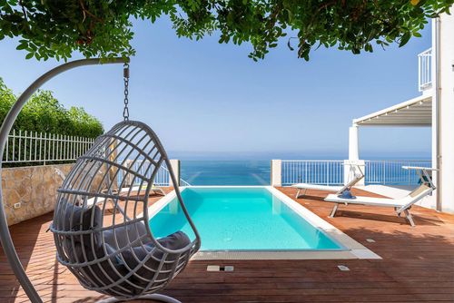 Villa Stromboli Villa à Capo d'Orlando, Sicile, Italie, avec piscine privée pour 8 personnes. La maison est située à 2 km de la plage....