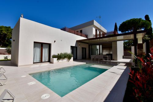 Poniente Villa moderne et luxueuse avec piscine privée à La Barrosa, Costa de la Luz, Espagne, pour 10 personnes. La villa est située dans un quartier résidentiel en bord de mer, à proximité de restaurants et de bars, à 500 m de la plage et à 6 km de Chiclana de la Frontera....