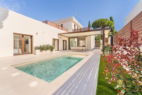 Poniente Modern and luxury villa with private pool in La Barrosa, Costa de la Luz, Spain for 10 persons. The villa is situated in a residential beach area, close to restaurants and bars, 500 m from the beach and 6 km from Chiclana de la Frontera....