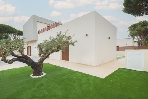 Poniente Modern and luxury villa with private pool in La Barrosa, Costa de la Luz, Spain for 10 persons. The villa is situated in a residential beach area, close to restaurants and bars, 500 m from the beach and 6 km from Chiclana de la Frontera....