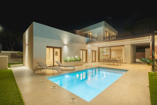 Poniente Moderna y lujosa villa en La Barrosa, Costa de la Luz, España, con piscina privada para 10 personas. La villa se encuentra en una zona residencial de playa, cerca de restaurantes y bares, a 500 m de la playa y a 6 km de Chiclana de la Frontera....