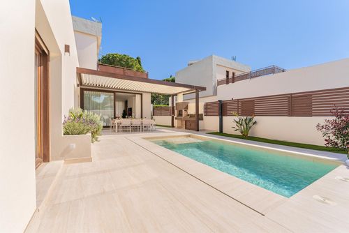 Poniente Modern and luxury villa with private pool in La Barrosa, Costa de la Luz, Spain for 10 persons. The villa is situated in a residential beach area, close to restaurants and bars, 500 m from the beach and 6 km from Chiclana de la Frontera....