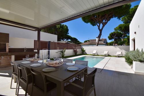 Poniente Villa moderne et luxueuse avec piscine privée à La Barrosa, Costa de la Luz, Espagne, pour 10 personnes. La villa est située dans un quartier résidentiel en bord de mer, à proximité de restaurants et de bars, à 500 m de la plage et à 6 km de Chiclana de la Frontera....
