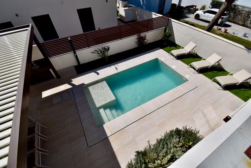 Poniente Villa moderna y de lujo con piscina privada en La Barrosa, Costa de la Luz, España, para 10 personas. La villa está situada en una zona residencial de playa, cerca de restaurantes y bares, a 500 m de la playa y a 6 km de Chiclana de la Frontera....