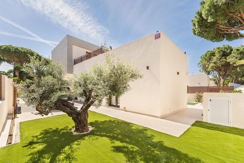 Poniente Modern and luxury villa with private pool in La Barrosa, Costa de la Luz, Spain for 10 persons. The villa is situated in a residential beach area, close to restaurants and bars, 500 m from the beach and 6 km from Chiclana de la Frontera....