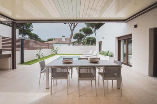 Poniente Moderne und luxuriöse Villa mit privatem Pool in La Barrosa, Costa de la Luz, Spanien für 10 Personen. Die Villa befindet sich in einem Wohngebiet am Strand, in der Nähe von Restaurants und Bars, 500 m vom Strand und 6 km von Chiclana de la Frontera entfernt....
