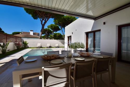 Poniente Villa moderne et luxueuse avec piscine privée à La Barrosa, Costa de la Luz, Espagne, pour 10 personnes. La villa est située dans un quartier résidentiel en bord de mer, à proximité de restaurants et de bars, à 500 m de la plage et à 6 km de Chiclana de la Frontera....