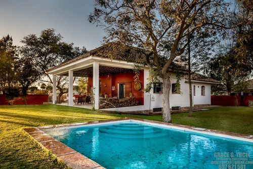 La Almunia Rustikale und komfortable Villa in Chiclana de la Frontera, Costa de la Luz, Spanien, mit privatem Pool für 10 Personen. Das Haus befindet sich in einem ländlichen und Wohnstrandbereich, nahe Geschäften und 2 km vom Strand La Barrosa entfernt....