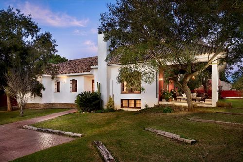 La Almunia Villa rústica y cómoda en Chiclana de la Frontera, Costa de la Luz, España, con piscina privada para 10 personas. La casa está situada en una zona rural y residencial cerca de la playa, a pocos minutos de tiendas y a 2 km de la playa de La Barrosa....
