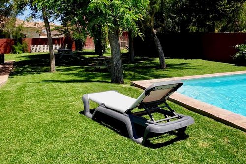 La Almunia Villa rustique et confortable à Chiclana de la Frontera, Costa de la Luz, Espagne, avec piscine privée pour 10 personnes. La maison est située dans une zone rurale et résidentielle proche de la plage, à proximité des commerces et à 2 km de la plage de La Barrosa....