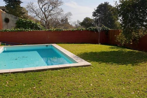 La Almunia Villa rustique et confortable à Chiclana de la Frontera, Costa de la Luz, Espagne, avec piscine privée pour 10 personnes. La maison est située dans une zone rurale et résidentielle proche de la plage, à proximité des commerces et à 2 km de la plage de La Barrosa....