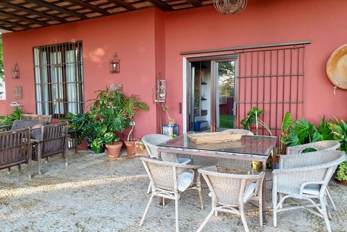 La Almunia Rustikale und komfortable Villa in Chiclana de la Frontera, Costa de la Luz, Spanien, mit privatem Pool für 10 Personen. Das Haus befindet sich in einem ländlichen und Wohnstrandbereich, nahe Geschäften und 2 km vom Strand La Barrosa entfernt....