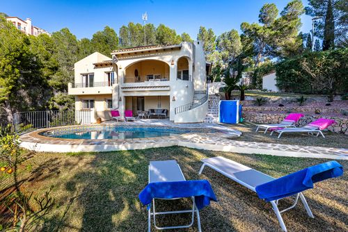 Altea Marina Geweldige en comfortabele villa in Altea, Costa Blanca, Spanje met privézwembad voor 6 personen. Het huis is gelegen in een kustachtige, heuvelachtige en residentiële omgeving en ligt op 2 km van het La Olla-strand....