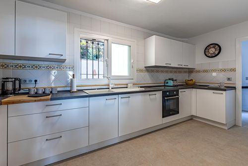Altea Marina Maravillosa y cómoda villa en Altea, Costa Blanca, España, con piscina privada para 6 personas. La casa está situada en una zona costera, montañosa y residencial, a 2 km de la playa de La Olla....