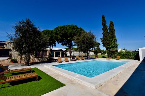 Hacienda Azul Grande et confortable villa à Chiclana de la Frontera, Costa de la Luz, Espagne, avec piscine privée pour 15 personnes. La maison est située dans une zone rurale et résidentielle proche de la plage, à 2 km de la plage de La Barrosa....