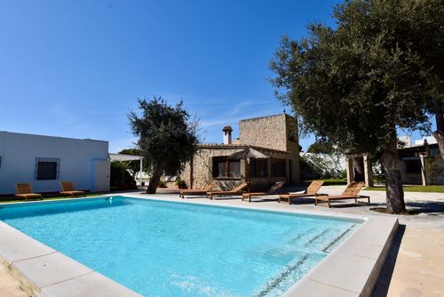 Hacienda Azul Grande et confortable villa à Chiclana de la Frontera, Costa de la Luz, Espagne, avec piscine privée pour 15 personnes. La maison est située dans une zone balnéaire rurale et résidentielle à 2 km de la plage de La Barrosa....