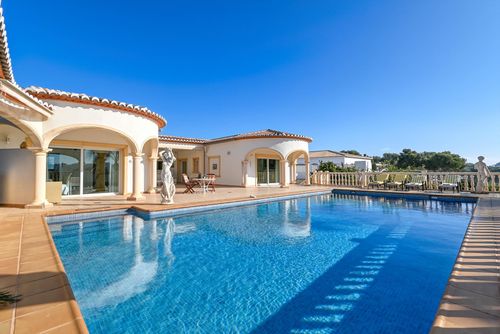 Luz de Mar Merveilleuse et charmante villa avec piscine privée à Xàbia, Costa Blanca, Espagne, pour 8 personnes. La maison est située dans une zone résidentielle de plage à seulement 2 km de la mer....