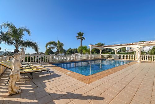 Luz de Mar Vidunderlig og charmerende villa med privat pool i Jávea, Costa Blanca, Spanien for 8 personer. Huset er beliggende i et beboelsesområde tæt på stranden og 2 km fra stranden....