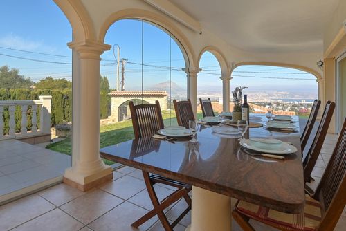 Luz de Mar Magnifica e affascinante villa con piscina privata a Jávea, Costa Blanca, Spagna, per 8 persone. La casa è situata in una zona residenziale vicino alla spiaggia e a 2 km dalla spiaggia stessa....