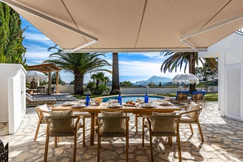 Beau Mirage Altea Wunderschönes und komfortables Ferienhaus mit privatem Pool in Altea, Costa Blanca, Spanien, für 10 Personen. Das Haus befindet sich in einem küstennahen, hügeligen, bewaldeten Wohngebiet und ist 3 km vom Playa de la Olla Strand entfernt....