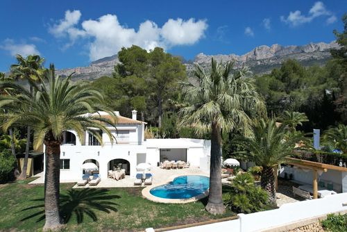 Beau Mirage Altea Maravillosa y cómoda casa de vacaciones con piscina privada en Altea, Costa Blanca, España, para 10 personas. La casa está situada en una zona residencial costera, montañosa y boscosa, a 3 km de la playa de la Olla....