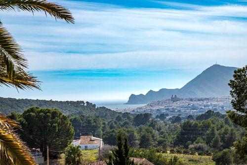 BEAU MIRAGE ALTEA Geweldig en comfortabel vakantiehuis in Altea, Costa Blanca, Spanje met privézwembad voor 6 personen. Het huis is gelegen in een kust-, heuvelachtig, bosrijk en residentieel gebied, en ligt op 3 km van Playa de la Olla strand....