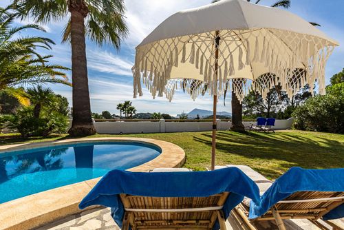 Beau Mirage Altea Maravillosa y cómoda casa de vacaciones con piscina privada en Altea, Costa Blanca, España, para 10 personas. La casa se encuentra en una zona costera, montañosa, arbolada y residencial, a 3 km de la playa de la Olla....