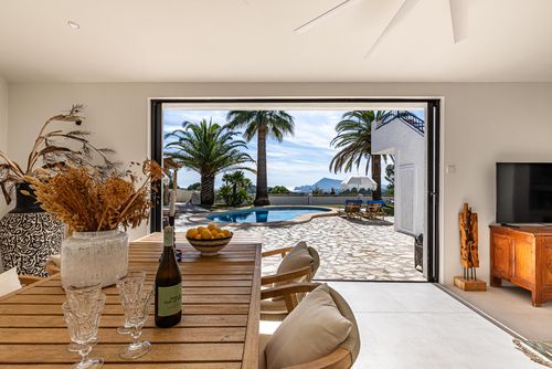BEAU MIRAGE ALTEA Wunderschönes und komfortables Ferienhaus mit privatem Pool in Altea, Costa Blanca, Spanien, für 6 Personen. Das Haus befindet sich in einer küstennahen, hügeligen, bewaldeten und Wohngegend und ist 3 km vom Playa de la Olla Strand entfernt....