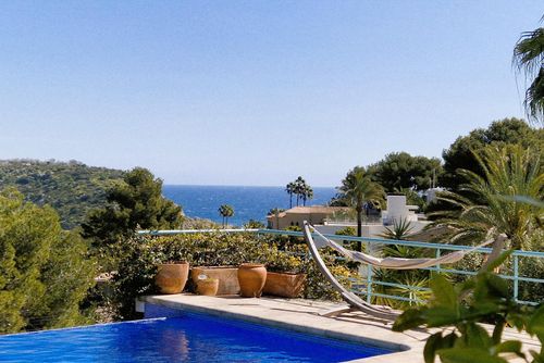 Casa Bonita Geweldige en prachtige villa in Javea, Costa Blanca, Spanje met privézwembad voor 8 personen. Het huis is gelegen in een heuvelachtige en residentiële badplaats, dichtbij restaurants en bars en op 500 m van het strand La Barraca....